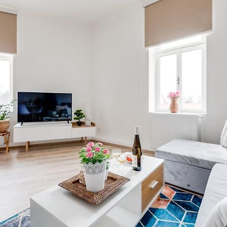 Modern, Bright And Spacious Apartment Prague Extérieur photo