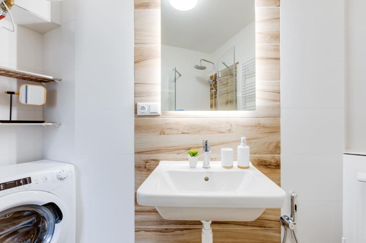 Modern, Bright And Spacious Apartment Prague Extérieur photo