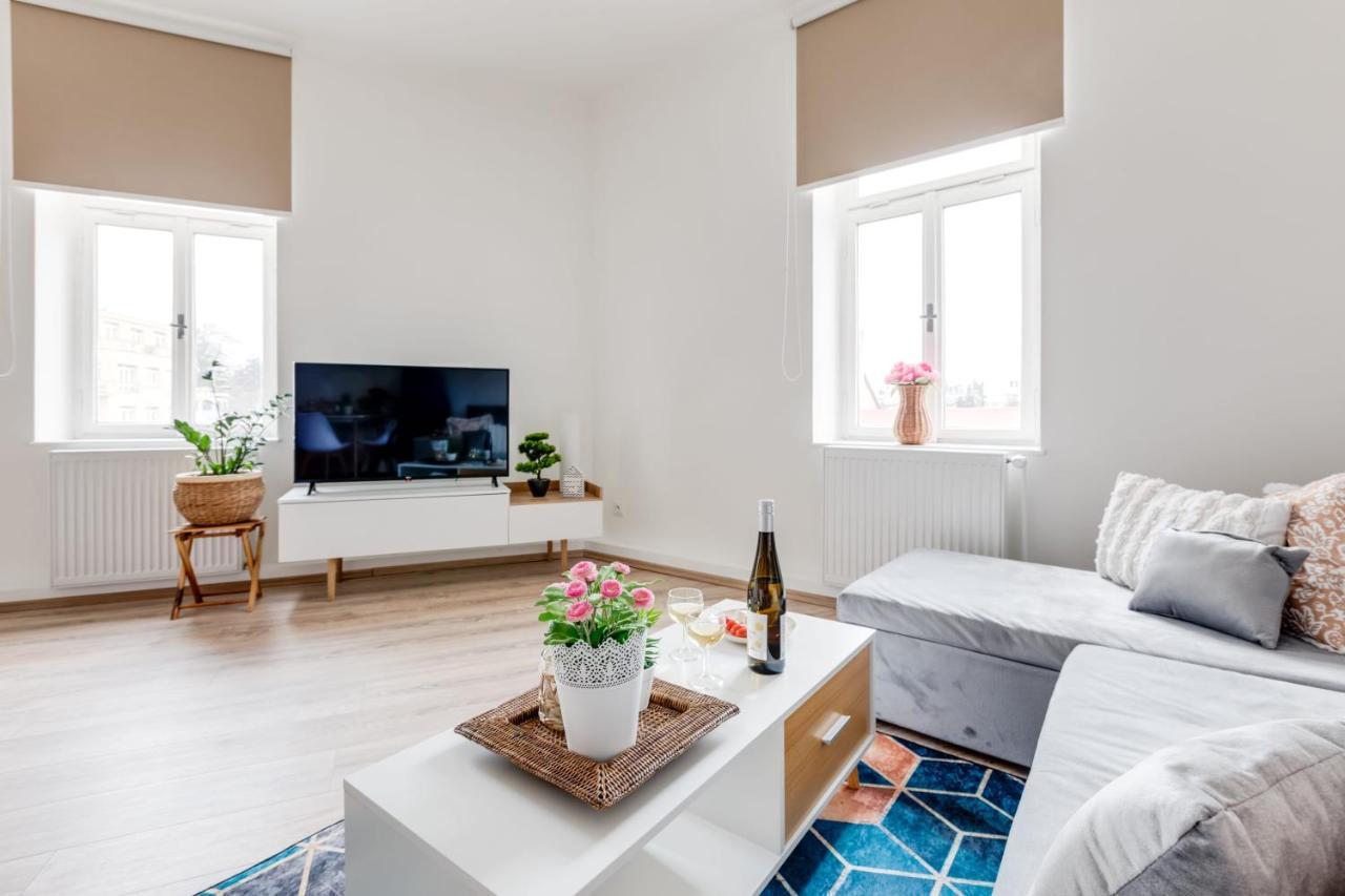 Modern, Bright And Spacious Apartment Prague Extérieur photo