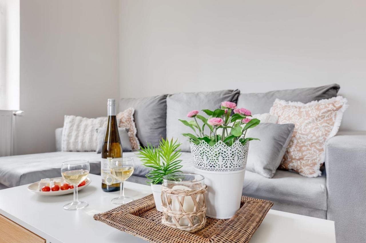 Modern, Bright And Spacious Apartment Prague Extérieur photo