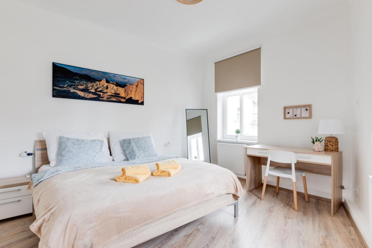 Modern, Bright And Spacious Apartment Prague Extérieur photo